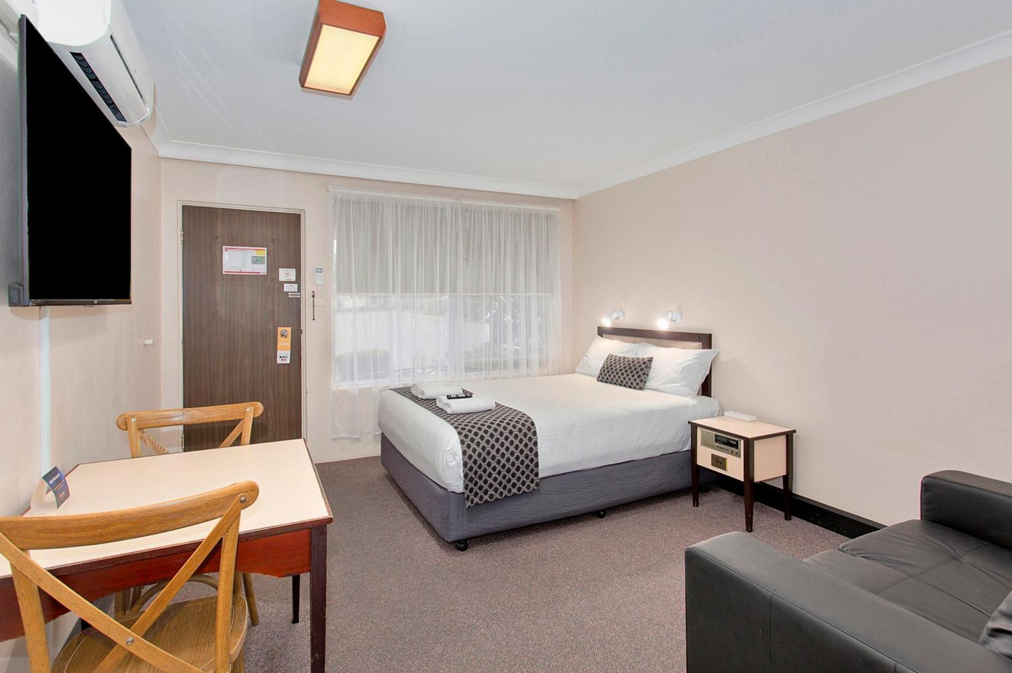 Econo Savannah Park Hotel