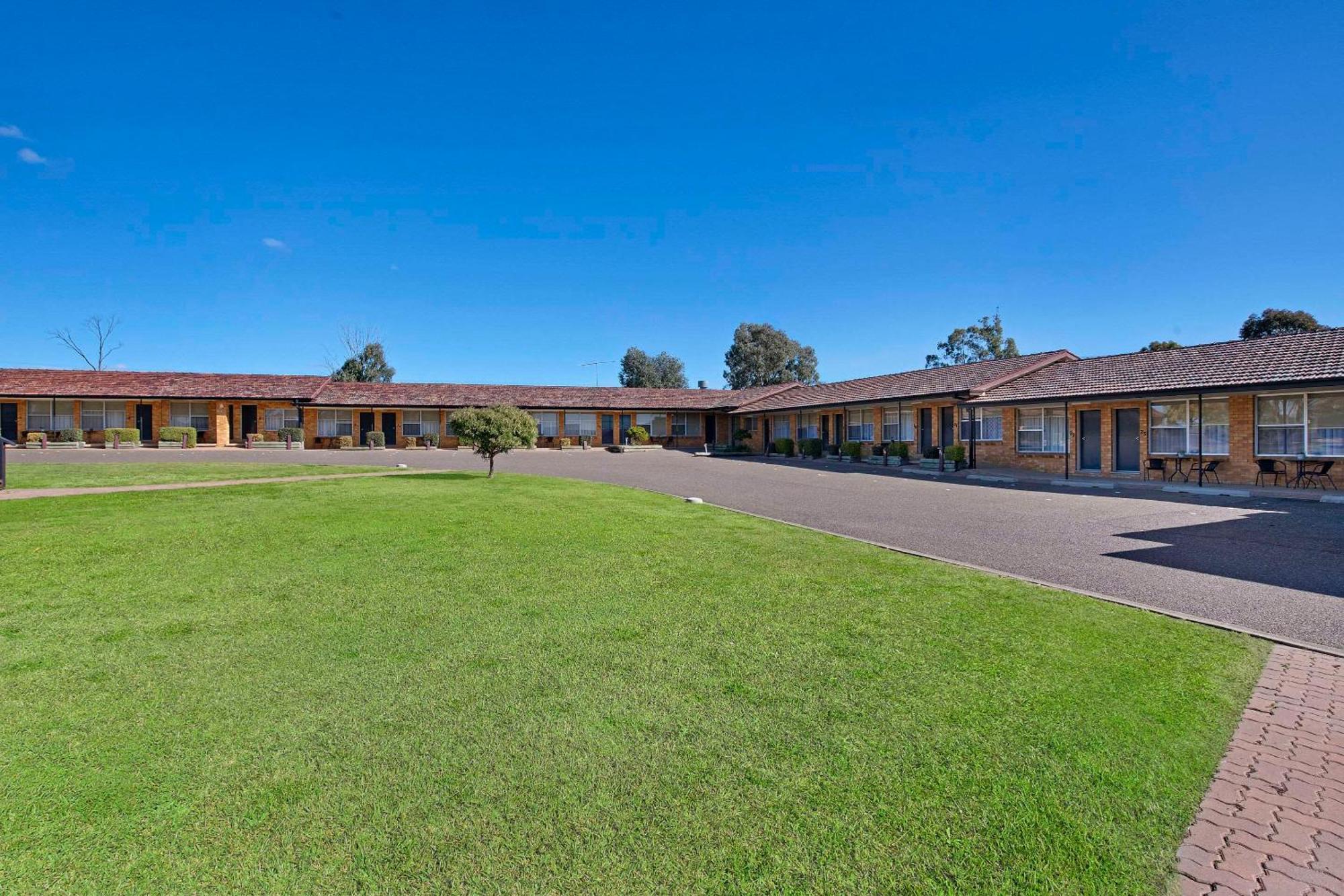 Econo Savannah Park Hotel 3*