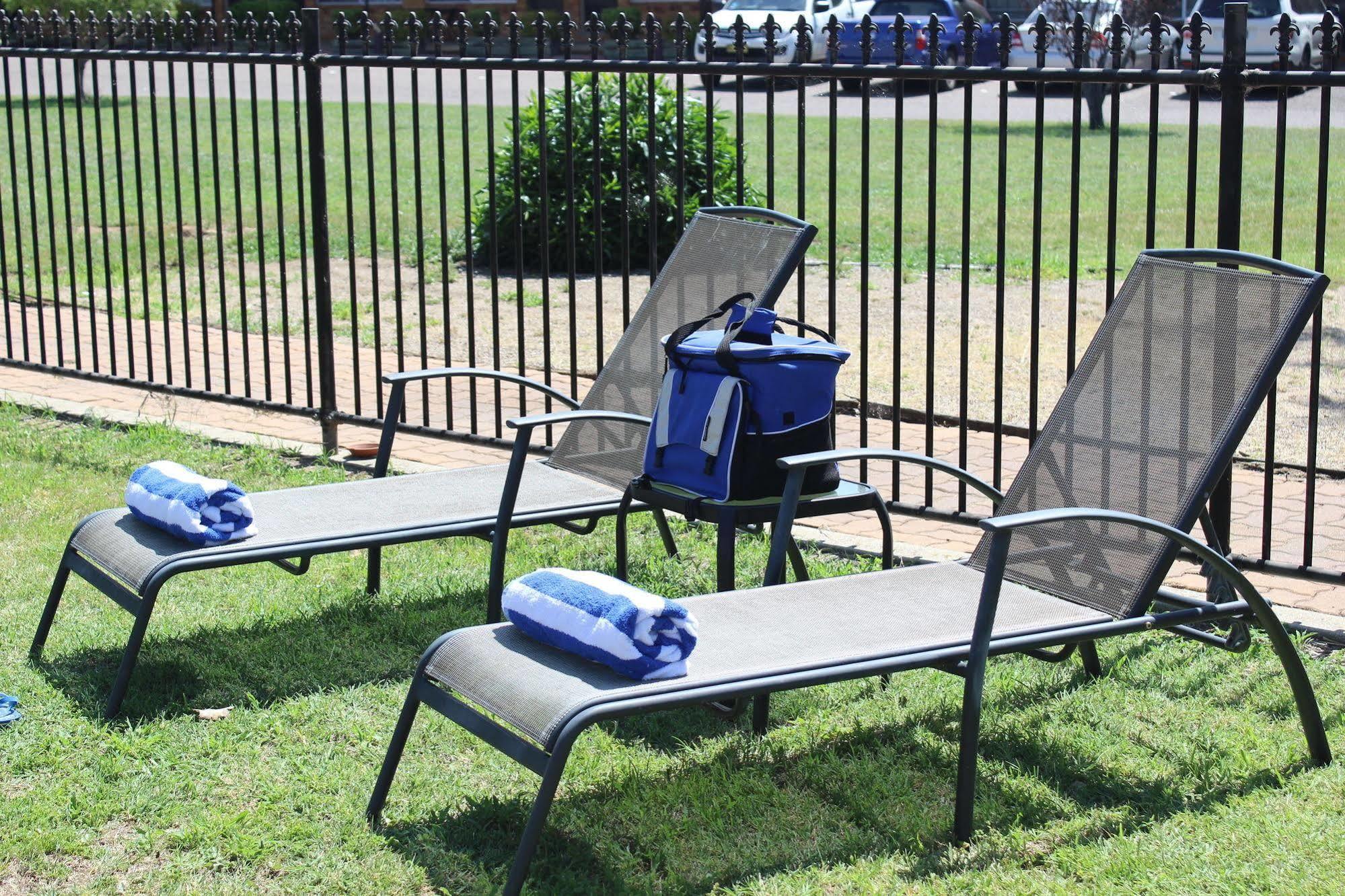 Econo Savannah Park Hotel